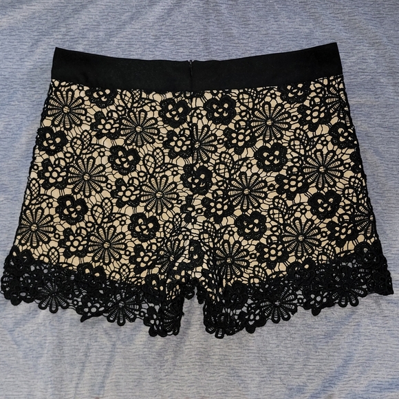 L | Monteau | Floral Lace Overlay Shorts - Picture 3 of 6